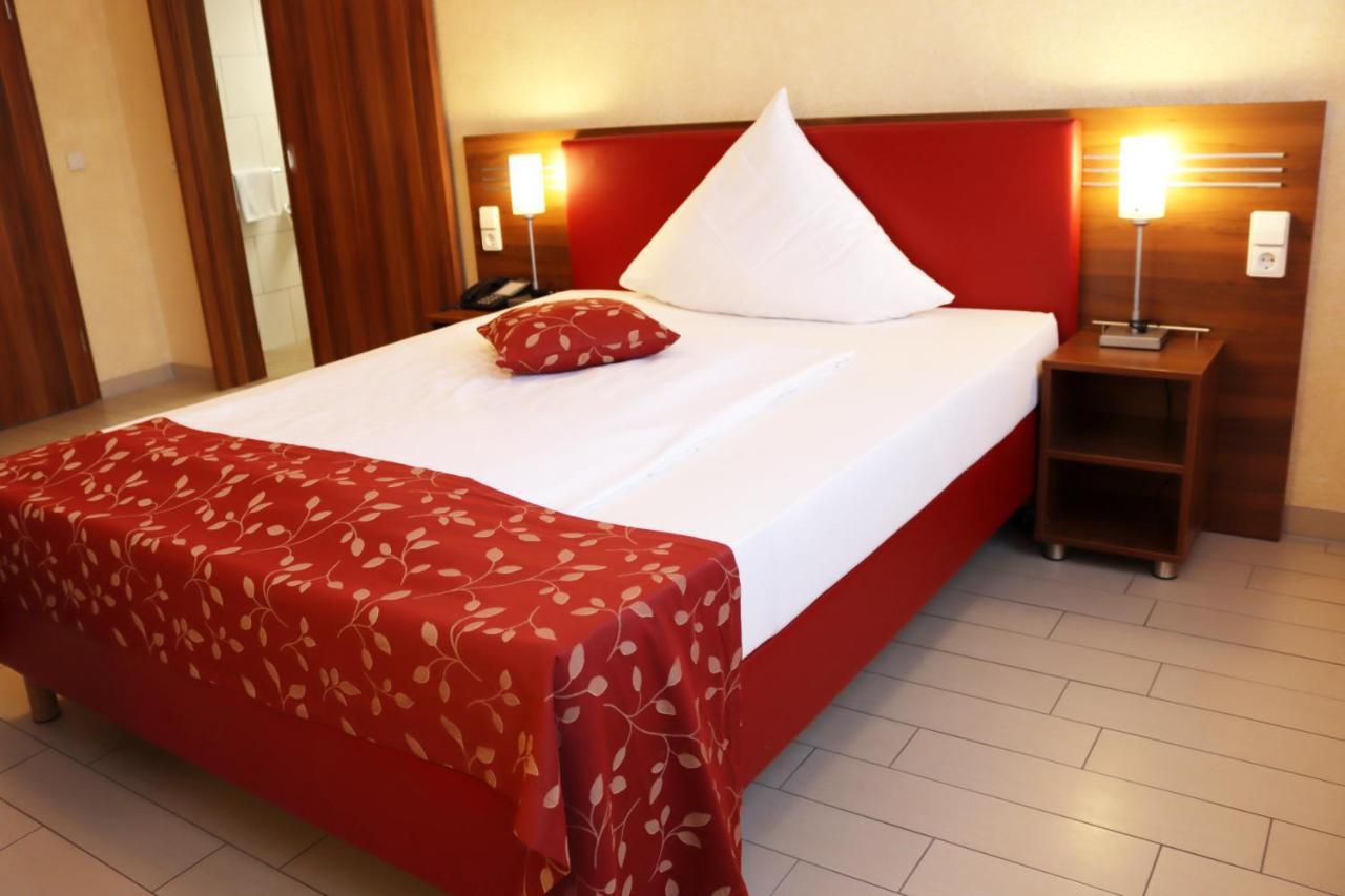 Land-Gut-Hotel Am Ring Meuspath 外观 照片
