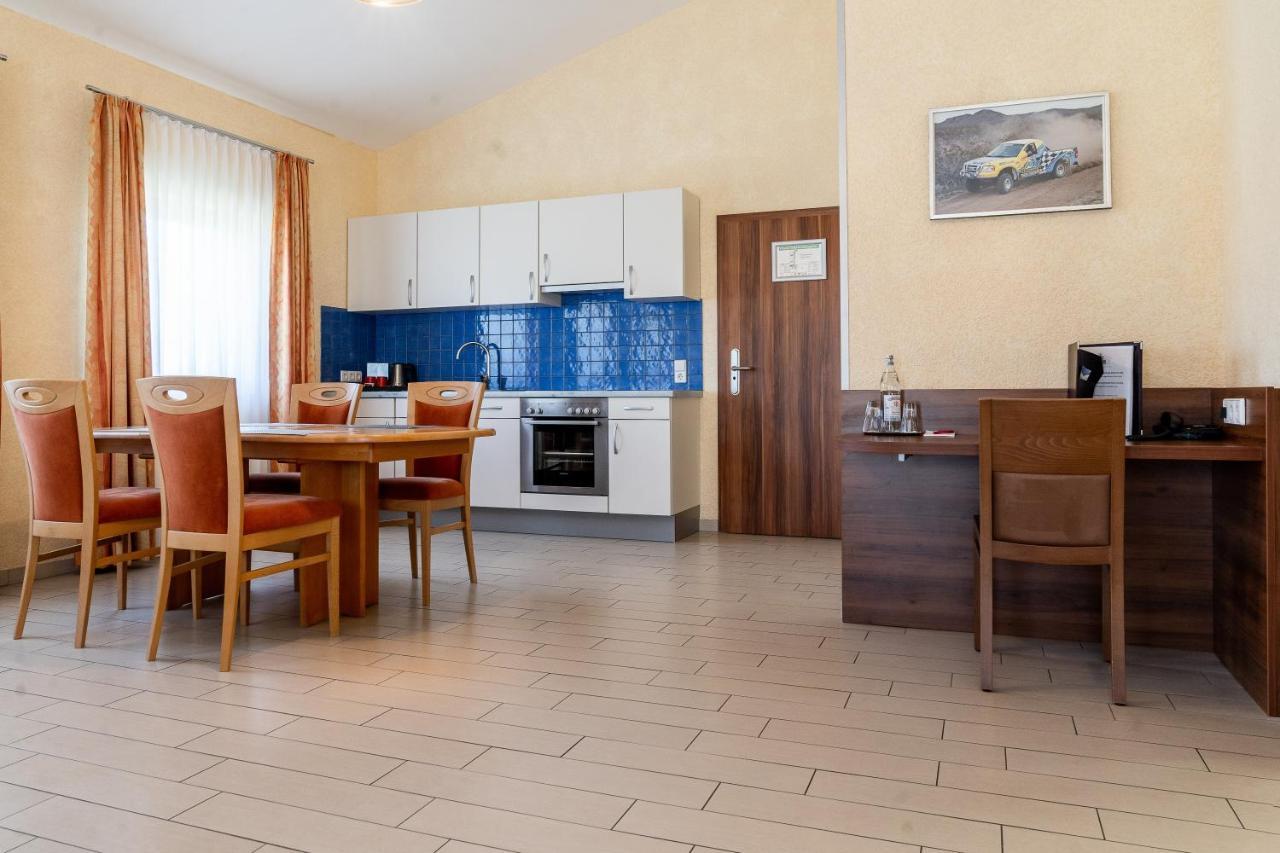 Land-Gut-Hotel Am Ring Meuspath 外观 照片
